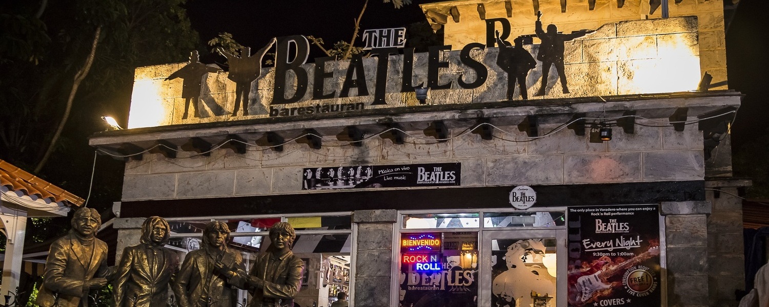 Esculturas de Los Muchachos en The Beatles Bar, Varadero